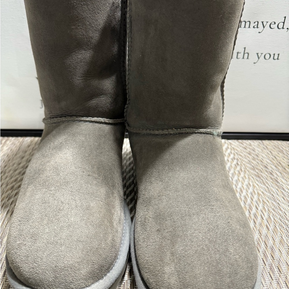 UGG Gray Winter Boots Women’s SZ 8. Box7